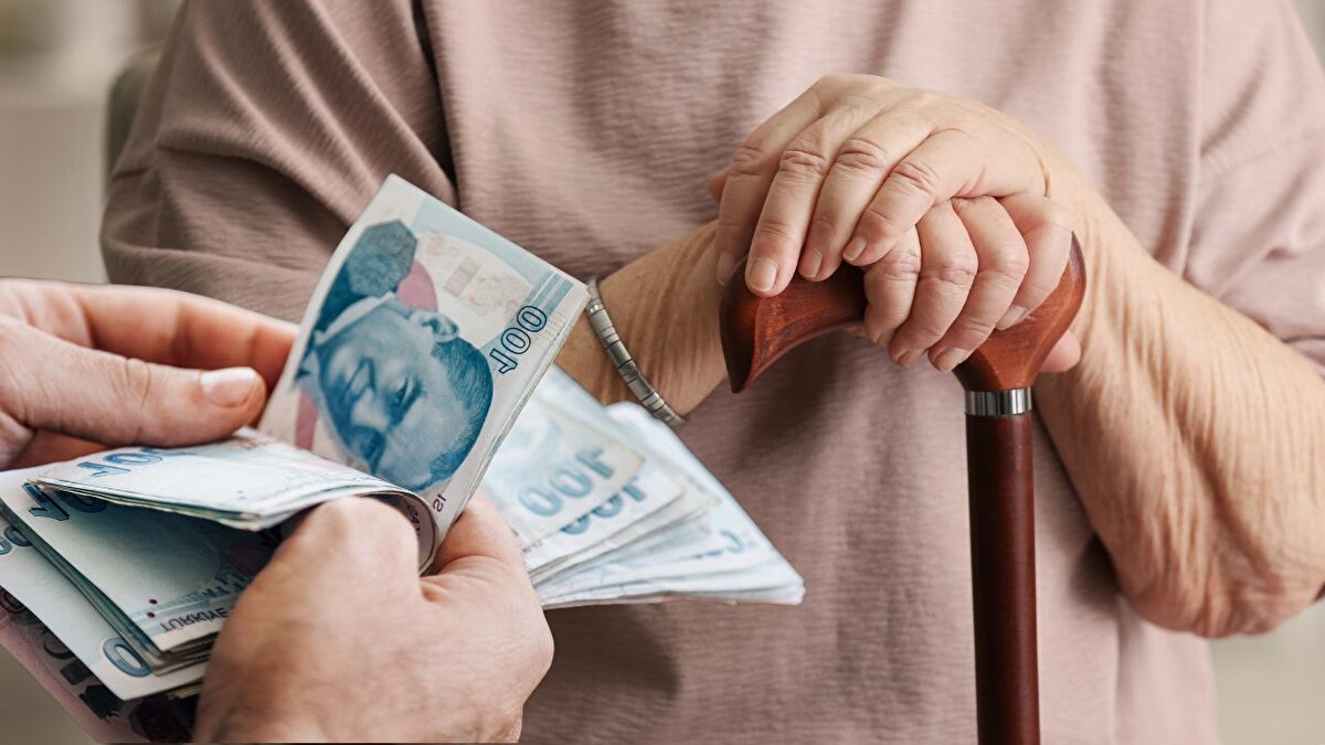 Bakan Şimşek’ten yıl sonu enflasyonuna dair mesaj<br><br>Hazine ve Maliye Bakanı Mehmet Şimşek, Londra’da Uluslararası Demokratlar Birliği tarafından düzenlenen toplantıda Türkiye’nin enflasyon hedeflerini değerlendirdi. Şimşek, yıl sonu için yüzde 31 civarında bir oran beklediklerini, 2026’da enflasyonun yüzde 20’nin altına indirilmesinin amaçlandığını ve sonraki yıl tek haneye dönüşün hedef olduğuna vurgu yaptı.