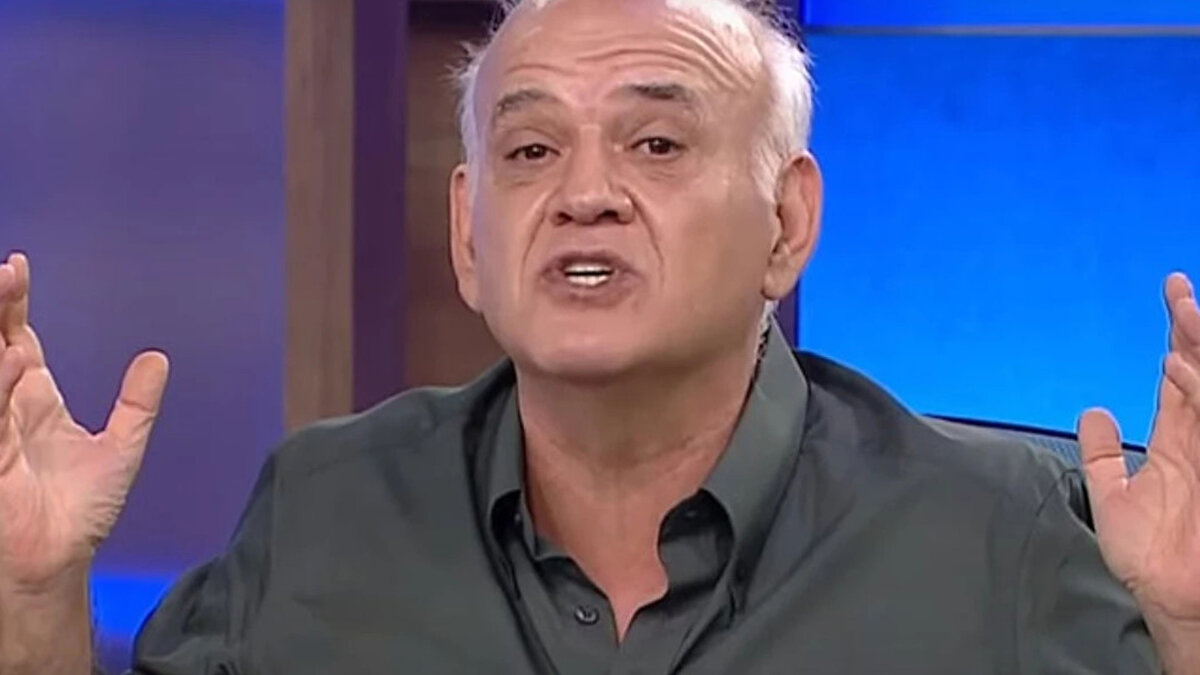 "Bir Fenerbahçeli futbolcu kim olduğunu çözemedim. Sanchez'e arkadan gelip yavaşlayan Sanchez'e diziyle vuruyor. Sanchez yere düşüyor."