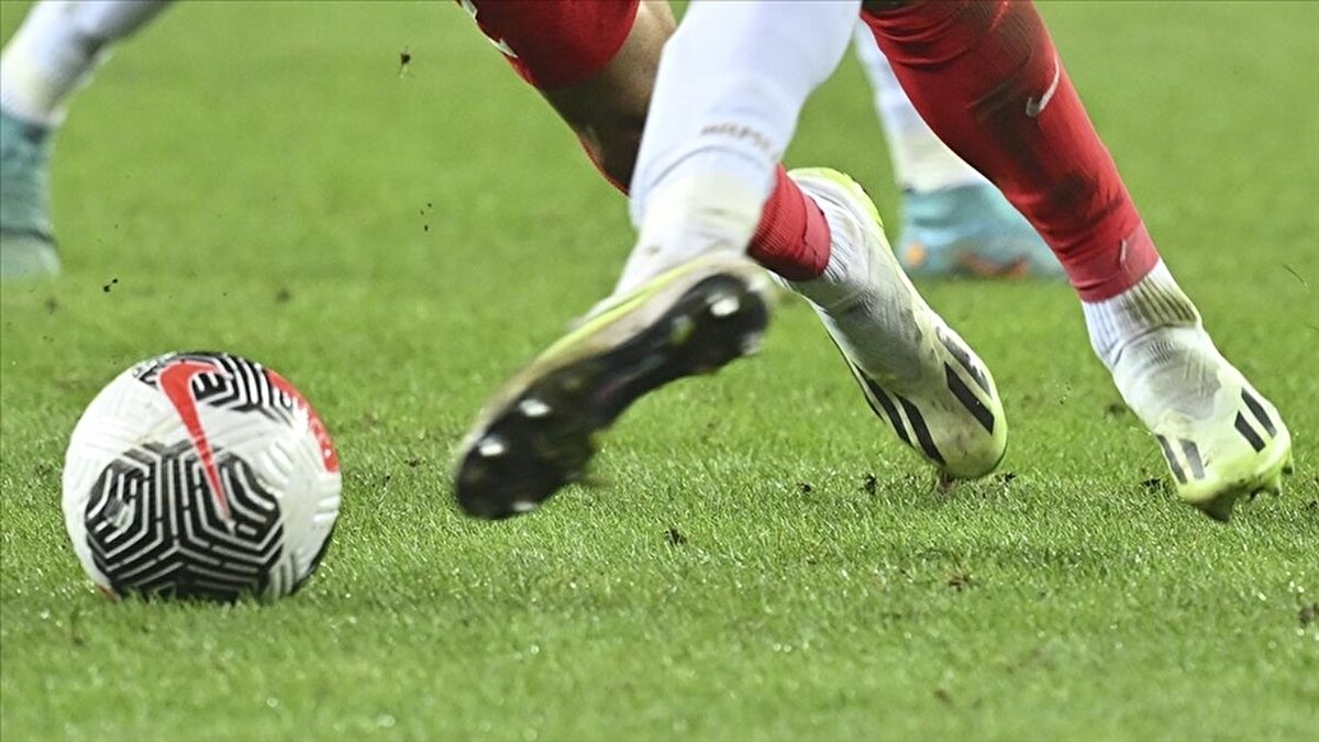 Profesyonel futbol kariyerine çeşitli liglerde devam eden Atay, özellikle 3. Lig, Bölgesel Amatör Lig (BAL) ve amatör liglerde uzun yıllar forma giydi. Kariyerinde hem lig hem de Türkiye Kupası maçlarında sahaya çıkan  futbolcu, daha sonra Anadolu kulüplerine transfer olarak yoluna devam etti.