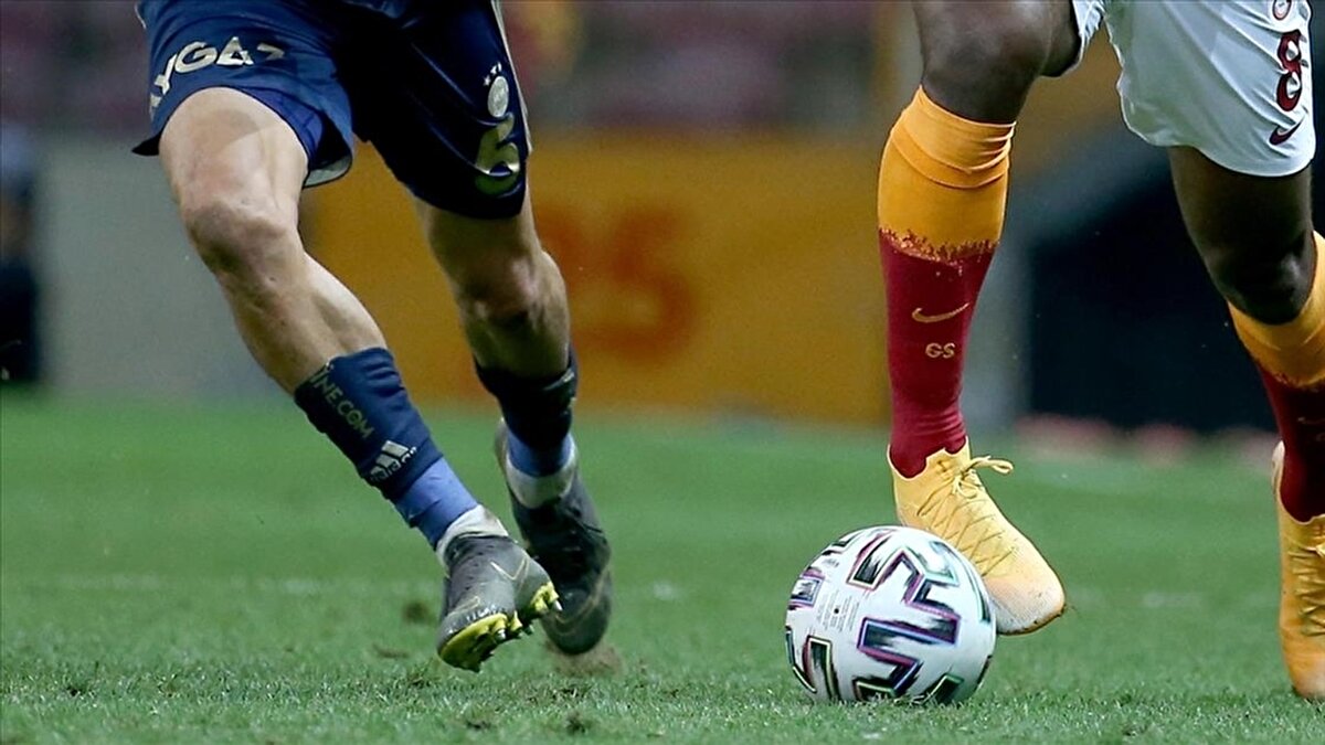 Fenerbahçe’nin durumu ve performansı<br>Teknik direktör Domenico Tedesco yönetimindeki Fenerbahçe, ligde yenilgisiz tek takım olarak derbiye çıkıyor. Son 5 lig maçında 4 galibiyet alan Sarı-Lacivertliler, 30 golle Süper Lig’in en golcü takımı olarak dikkat çekiyor. Yüksek hücum performansı ve disiplinli oyun anlayışıyla Fenerbahçe, taraftarına umut veriyor.