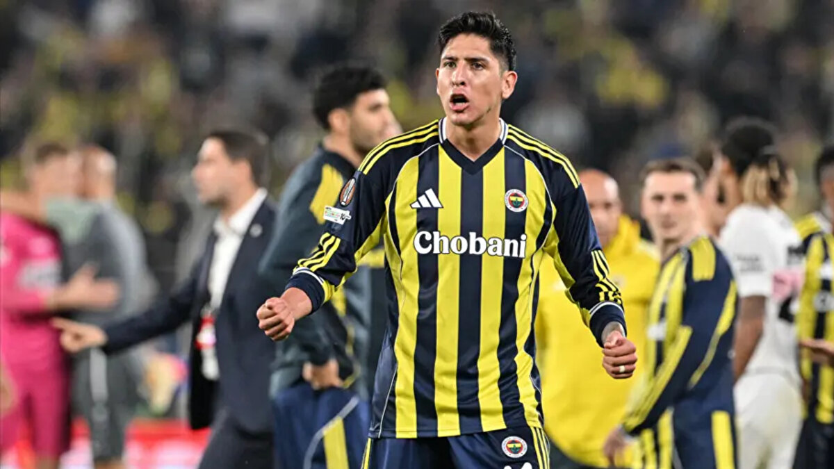 İlk yarının bitimine dört maç kala liderliği elde etmek isteyen Fenerbahçe'de Szymanski ile Çağlar Söyüncü’nün sakatlıkları nedeniyle forma giyemeyecek ligin tek  namağlup takımı olan sarı lacivertliler aynı zamanda ligin en çok gol atan takımı konumunda.