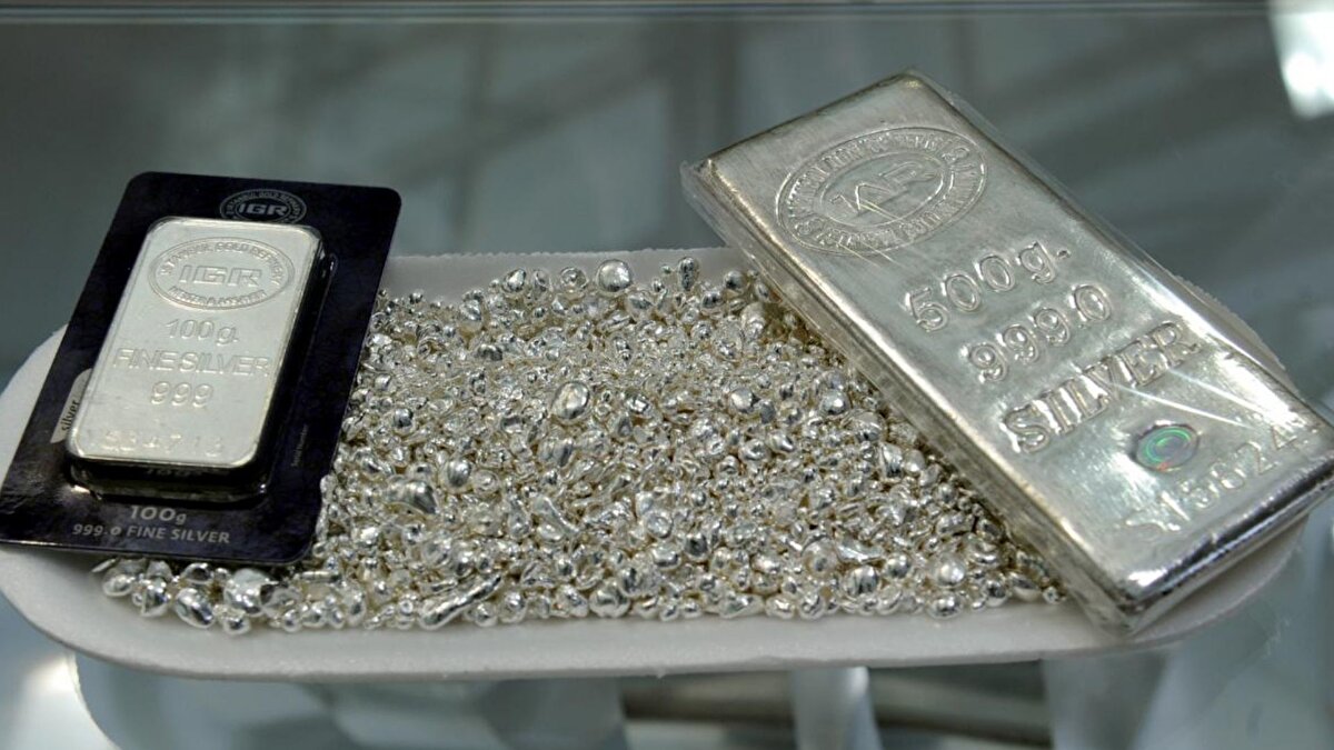 Altın zirveye yakın duruyor<br><br>Altın tarafındaki beklentilerini de paylaşan Eryılmaz, sarı metalin yeni zirve potansiyeline biraz daha uzak olduğunu belirtti. Kapanışı 4.230 dolar seviyesinde gerçekleşen altında, 4.280 dolar seviyesinin aşılması durumunda çok kısa sürede yeni bir tarihi zirveye ulaşma potansiyelinin bulunduğunu dile getirdi. Ancak, bu yükselişin sadece bir tepki hareketi mi olacağı yoksa kalıcı bir zirve sürecine mi evrileceği, hafta başındaki piyasa hareketleriyle netleşecek. Hem Borsa İstanbul'daki kritik eşik mücadelesi hem de değerli metallerdeki mevcut ivme açısından enflasyon verisi bu hafta Türkiye piyasaları için kilit rol oynayacak.