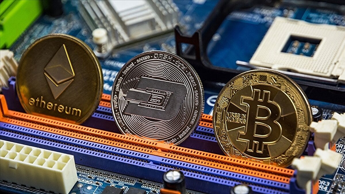 Bitcoin ve Ethereum’da üç aylık ve yıllık kayıplar<br>Ekim ayında Bitcoin’in 126 bin dolar seviyesini aşmasının ardından gelen yüksek kaldıraçlı işlemlerin tasfiye süreci piyasada ciddi baskı oluşturdu. Bu süreçte Bitcoin’in son üç aylık kaybı yaklaşık yüzde 23’e ulaşırken, yıl başından bu yana değer kaybı yüzde 8 civarında. Ethereum tarafında düşüş daha derin seyrediyor; üç aylık kayıp yüzde 35, yıllık kayıp ise yüzde 16’ya yakın gerçekleşti.