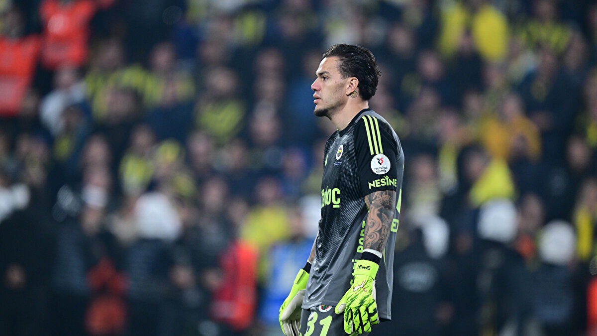 EDERSON'A CEZA VERİLMEDİ<br><br>TFF, geçtiğimiz hafta oynanan Ç. Rizespor - Fenerbahçe maçında kaleci Ederson'un benzer bir hareket yaptığı iddia edilmişti ancak TFF, Brezilyalı kaleciye herhangi bir ceza vermedi.