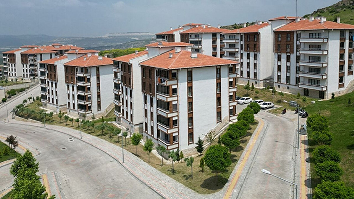 İşte 2025 TOKİ Sosyal Konut Projesi için kritik tarihler:<br><br>e-Devlet Üzerinden Başvurular: İnternet üzerinden yapılacak başvurular 18 Aralık 2025 tarihinde sona erecek.<br><br>Banka Şubelerinden Başvurular: Bankalar aracılığıyla yapılacak şahsen başvurular ise 19 Aralık 2025 mesai bitiminde son bulacak.