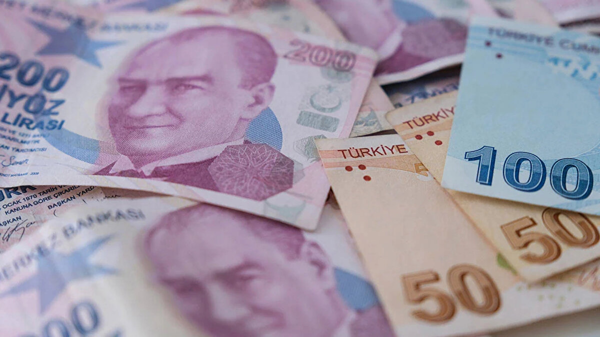 “Yüzde 25 zam en güçlü senaryo haline geldi”<br><br>Erdursun, kulislerde yüzde 20 ile 30 arasında farklı oranların konuşulduğunu, ancak işveren temsilcilerinin tavrının belirleyici olduğunu ifade etti. Uzman isim, mevcut tabloyu şöyle özetledi:<br><br>“Hükümet yüzde 20 zam eğilimindeydi ancak işverenlerin yüzde 25’i daha uygun bulmasıyla ortalama yüzde 25 zam en güçlü senaryo oldu. Gerçekçi rakam ise en az 35 bin lira. Türkiye’de ortalama ücretler bile 35 bin lira seviyesinde, asgari ücretle geçinmek mümkün değil.”