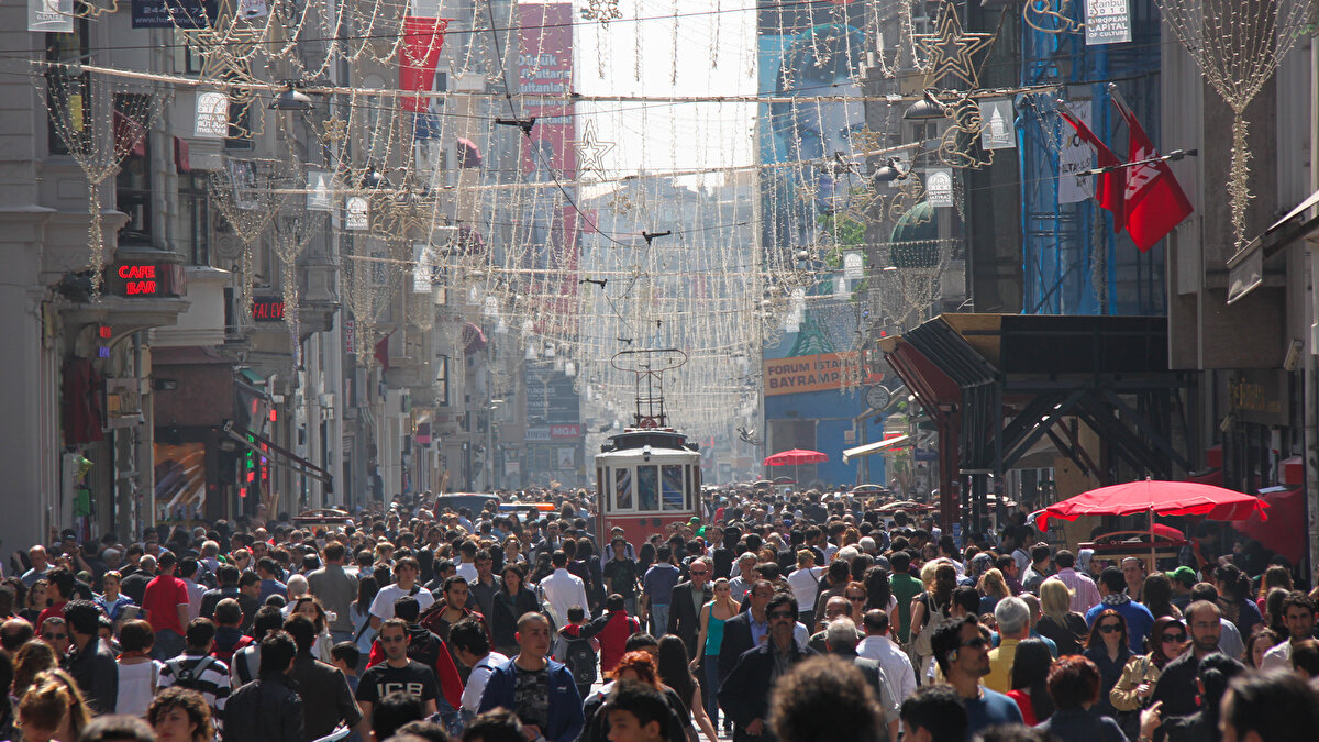 Vitrinlerinde dünyanın en lüks markalarının sergilendiği, her metrekaresi adeta altın değerinde olan ve sadece alışverişin değil küresel prestijin de sembolü sayılan o meşhur caddeler, Cushman & Wakefield'in 2025 raporuyla yeniden tescillendi.