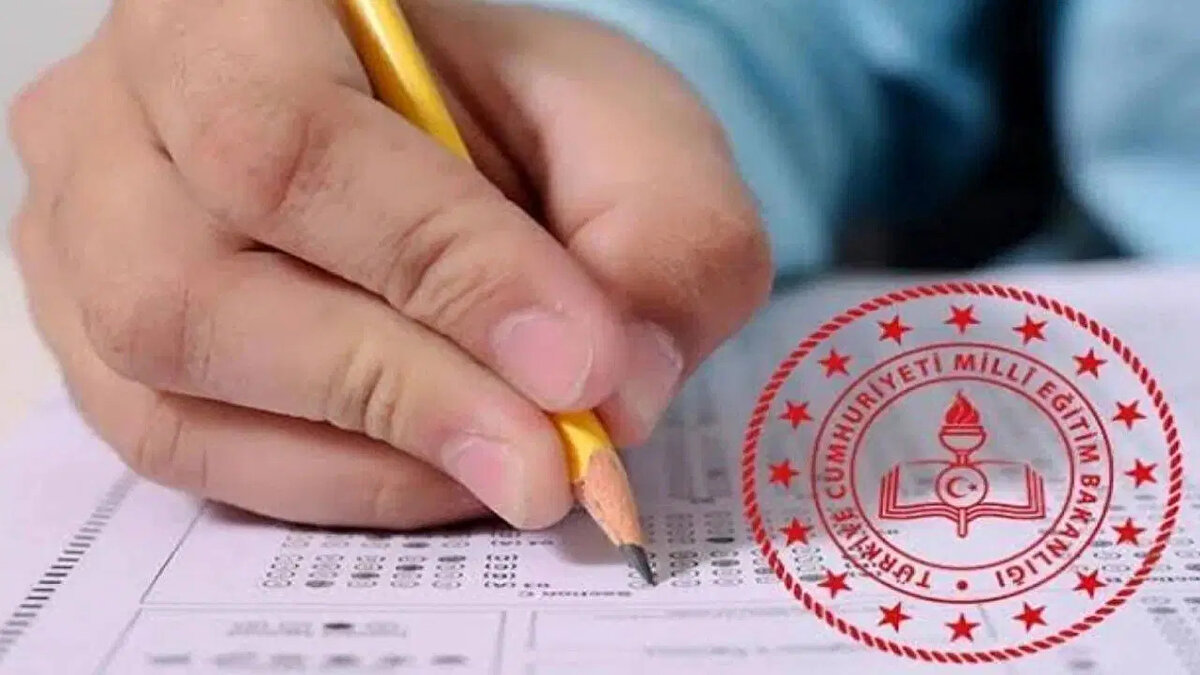 AÖL 1. dönem sınav tarihleri:<br><br>1. Oturum: 20 Aralık 2025 Cumartesi – Saat 10.00<br><br>2. Oturum: 20 Aralık 2025 Cumartesi – Saat 14.00<br><br>3. Oturum: 21 Aralık 2025 Pazar – Saat 10.00<br><br>Öğrencilerin, sınav günü kimlik belgesi ve fotoğraflı sınav giriş belgesi ile sınav merkezlerinde hazır bulunması gerekiyor.