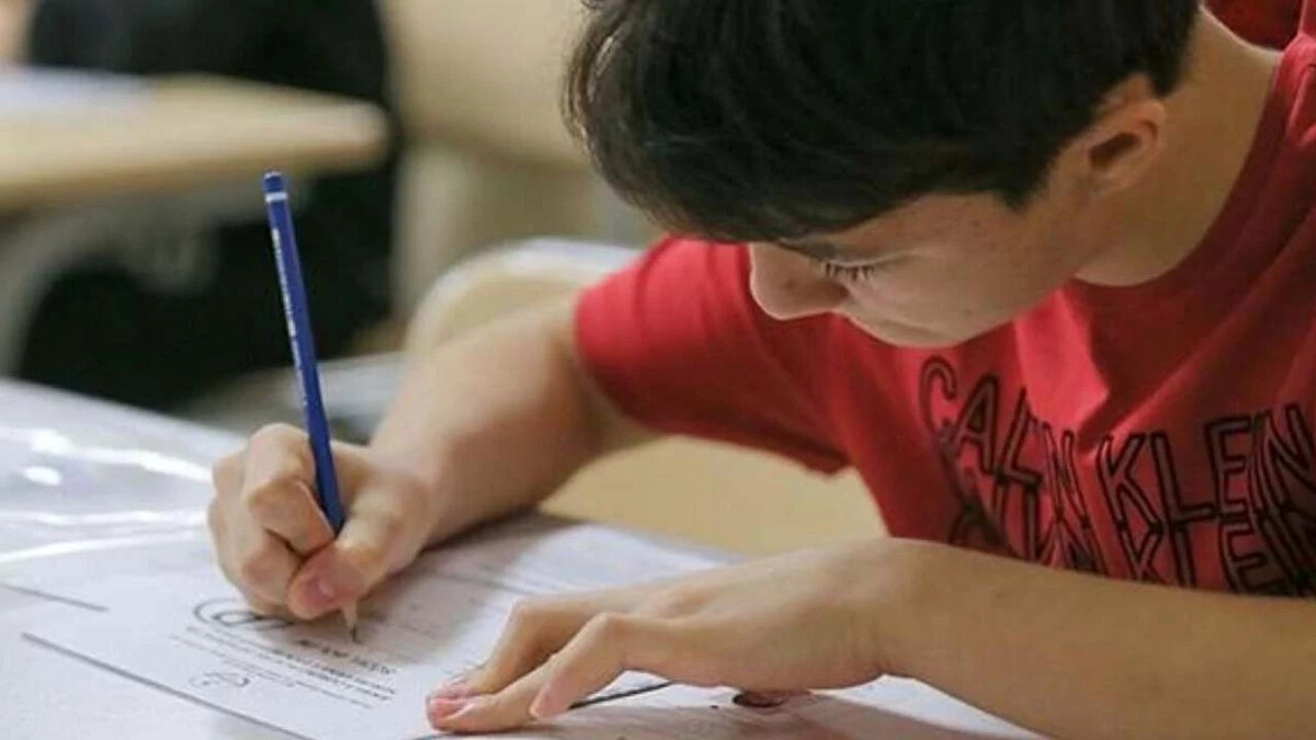 AÖL 1. dönem sınavları için geri sayım başladı. Sınav giriş belgelerini indiren öğrenciler, Aralık ayındaki üç oturum için hazırlıklarını sürdürüyor. Sınav sürecine dair güncel duyurular MEB tarafından resmi kanallar üzerinden paylaşılmaya devam edecek.