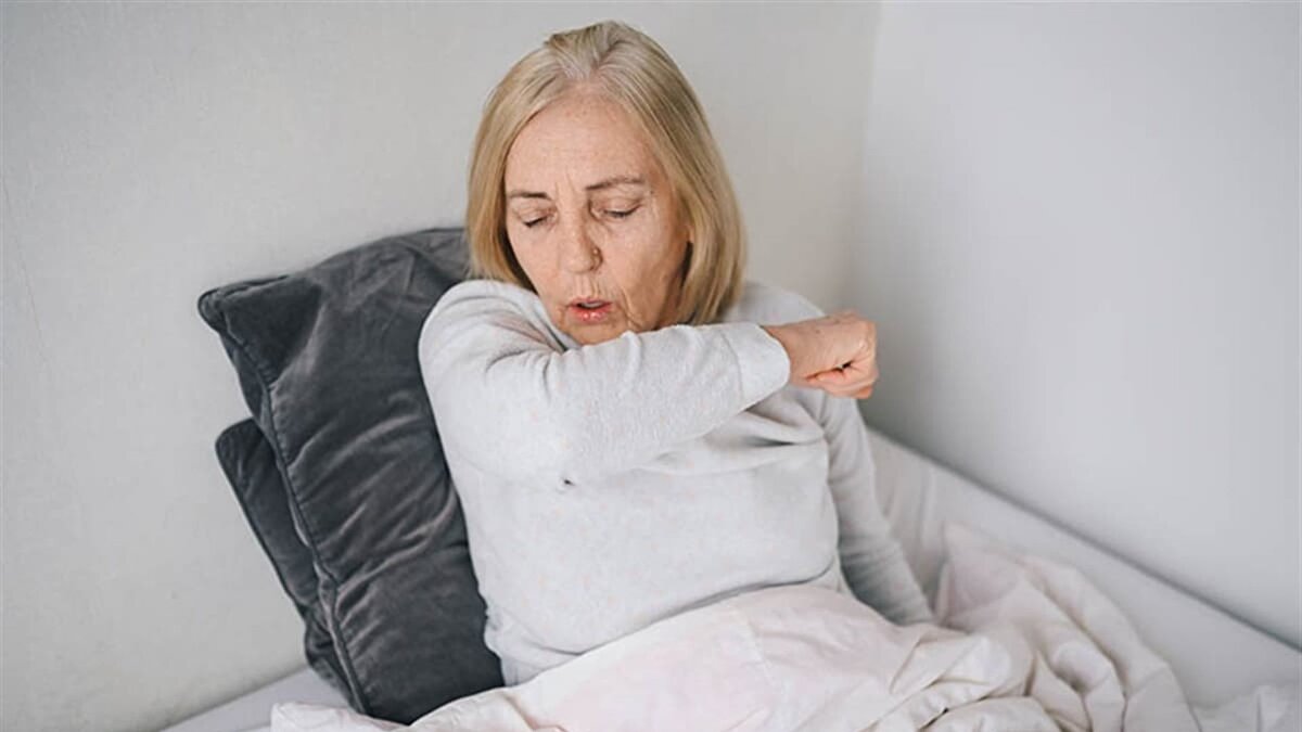 Prof. Dr. Tevfik Özlü, H3N2 virüsünü tipik influenza A virüsü olarak tanımladı. Bu yıl Güney Yarım Küre’de başlayan salgının Avustralya kaynaklı olduğunu belirten Özlü, virüsün alt tiplerinin 7’ye yakın mutasyon geçirdiğini ve bulaşıcılığının klasik gribe göre arttığını ifade etti.