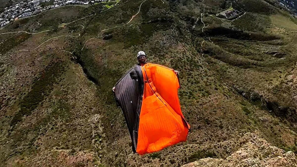 Arama ve Kurtarma Operasyonu<br>Olay yerine, 30’dan fazla arama kurtarma ekibi sevk edildi. Yetkililer, teknik halat sistemleri kullanarak Wallis’in cesedini güvenli bir şekilde dağdan indirdi. Kazanın nedenlerini araştıran ekipler, uçuş rotası, ekipman ve hava koşulları üzerinde detaylı inceleme yürütüyor.