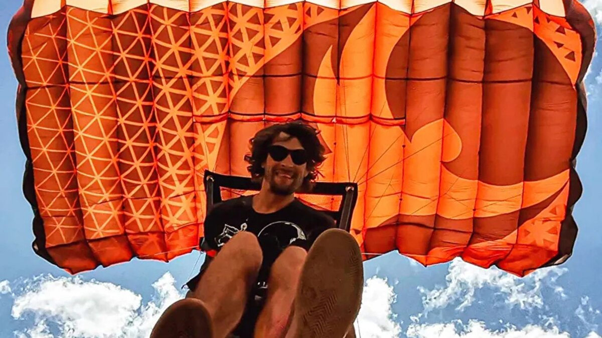 Dünya Wingsuit Ligi Başarısı<br>Eylül ayında Dünya Wingsuit Ligi’nde altın madalya kazanan Wallis, kariyerinin zirvesindeydi. Kazadan önce, yüksek performanslı bir Flare Moustache parakite ile uçuş testi yaptığı bildirildi. Uzmanlar, bu tür parakite’lerin geleneksel wingsuit’lerden farklı şekilde davrandığını ve güçlü rüzgarlarda yüksek hızda kontrol sağladığını belirtiyor.