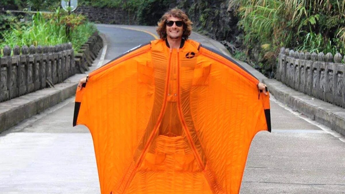 Güney Afrikalı paraşütçü Jean Jacques Wallis (35), Cape Town’da gerçekleştirdiği deneme uçuşunda Lion’s Head dağına çarpması sonucu yaşamını yitirdi. 20 yılı aşkın süredir havacılık sporlarıyla ilgilenen Wallis, özellikle wingsuit, BASE jump ve skydiving alanında uzman olarak biliniyordu.