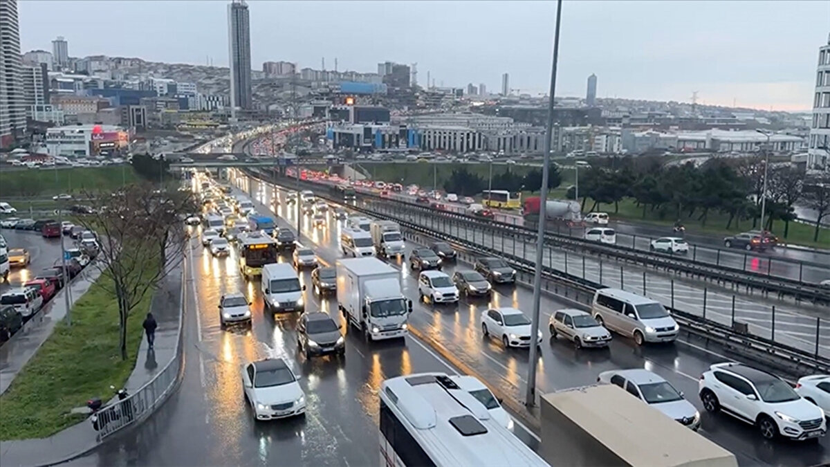 ZİRVE OTOBÜSLERİN<br><br>İstanbul'da sıfırıncı basamaktaki bir 31 ve üstü koltuğa sahip otobüsün zorunlu trafik sigortası 290 bin 969 liraya yükseldi. Sekizinci basamağı ise 48 bin 495 lira oldu.