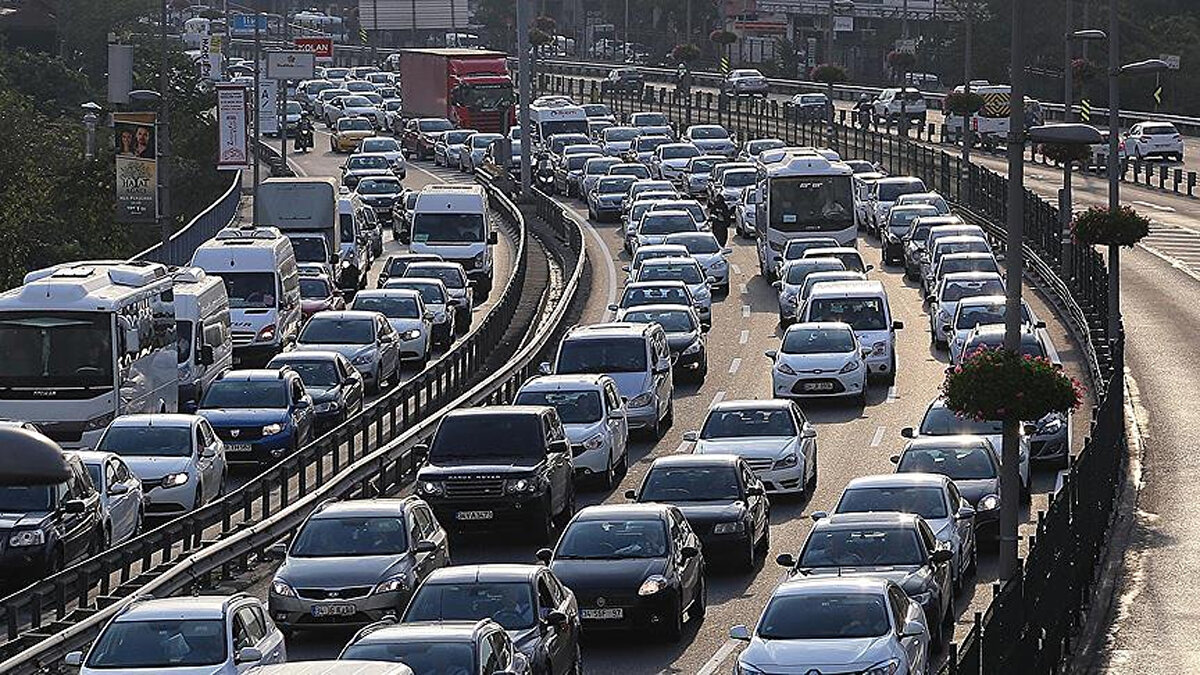 YENİ DÜZENLEMEYLE KURALLLAR DEĞİŞİYOR <br><br>Aracını satmadan araç alacaklar trafik sigortasının 4'üncü basamağından başlayarak trafik sigortası yaptırıyordu. Kural gereği, kazası olmayan bir sürücü 8'inci basamaktayken yeni araç aldığı için cezalandırılıyor ve 4'üncü basamaktan hasarlı sürücü klasmanı ücreti ödüyordu. Bu durum kaza yapmayan sürücüyü cezalandırırken kaza yapan sürücüye ödül olarak yansıyordu. Çünkü kaza yapan sürücü 1'inci basamaktaysa yeni araç aldığı için sistem tarafından otomatik olarak 4'üncü basamağa yükseltiliyordu.