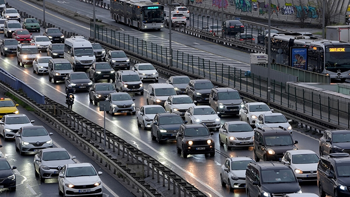 İstanbul'da otomobil sahibi olmak isteyen birisi aracını dördüncü basamaktan sigorta yaptırdığında 15 bin 60 lira vermeden trafiğe çıkaramayacak. Trafik sigortası yaptırmadan yola çıkması halinde polis tarafından yakalanması durumunda ceza kesilip aracının bağlanması gerekecek.