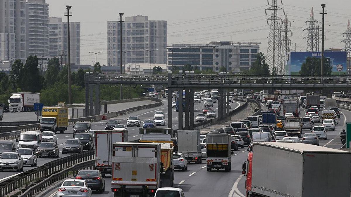 TAKSİ ÜCRETLERİ DEĞİŞTİ<br><br>İstanbul'da ticari taksilerin sıfırıncı basamak prim tutarı 121 bin 397 lira olurken sekizinci basamaktaki tutar 20 bin 233 lira oldu.<br><br>Ankara'da bu tutar en yüksek 117 bin 961 lira, en düşük 19 bin 660 lira, İzmir'de en yüksek 114 bin 526 lira, en düşük de 19 bin 88 lira olarak belirlendi.