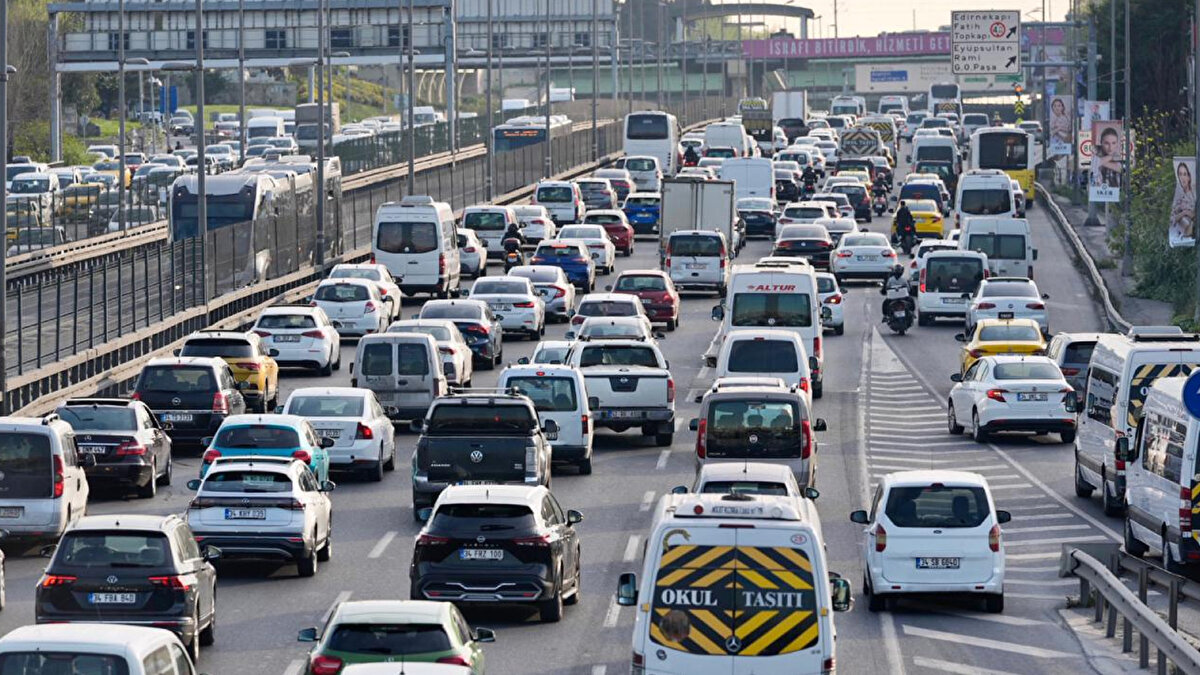 1 OCAK 2026'DA BAŞLAYACAK <br><br>Yeni düzenlemeyle birlikte hasarsız sürücülerin hakları korunurken hasarlı sürücülere verilen haklar da geri alınmış oldu.<br><br>Yeni genelgenin uygulaması 1 Ocak 2026 tarihinden itibaren başlayacak.