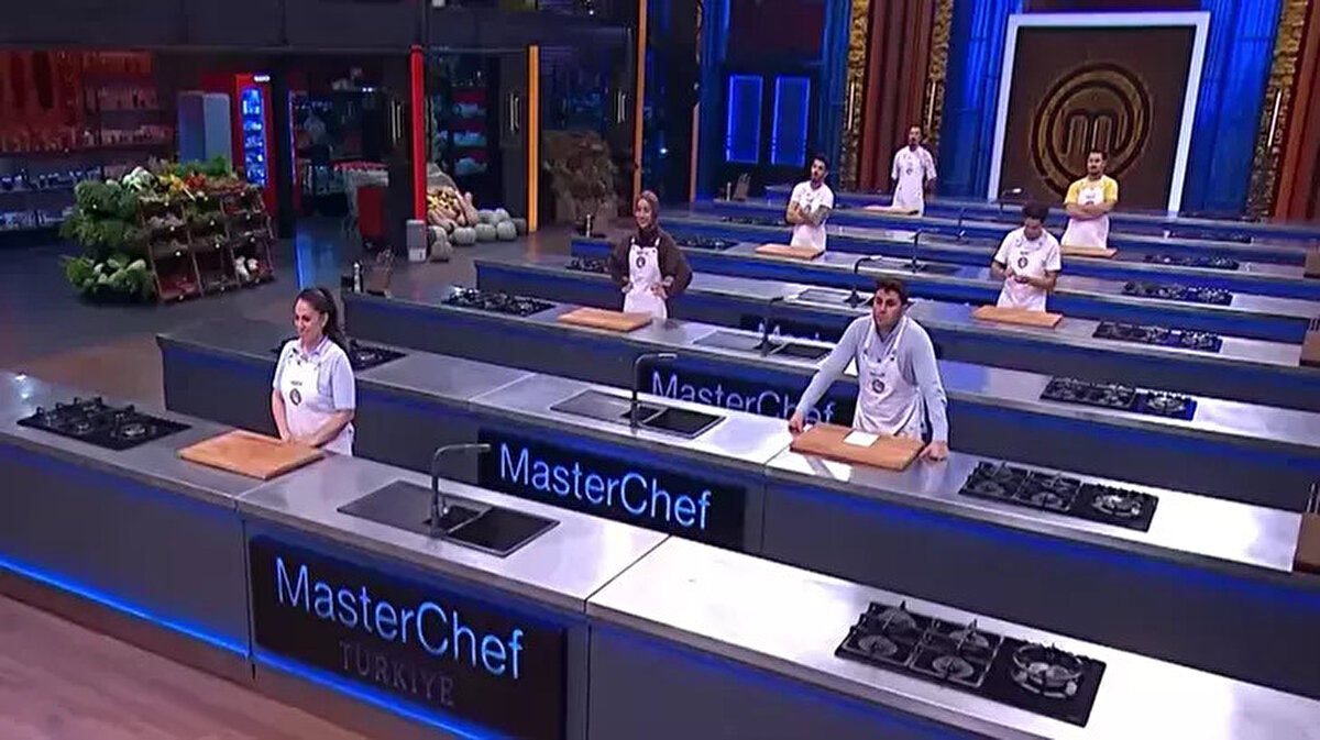 Masterchef ikinci ceketi kim giydi?<br><br>MasterChef Türkiye 2025’te ceketin ikinci sahibi Sezer oldu. Kalan 7 yarışmacı arasında verilen zorlu mücadelede jüri değerlendirmelerinden en yüksek puanı alan Sezer, böylece finale bir adım daha yaklaşarak ikinci ceketi giyen isim olarak öne çıktı.