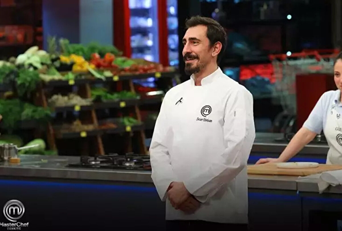 Masterchef ikinci ceketi kim giydi?<br><br>MasterChef Türkiye 2025’te ceketin ikinci sahibi Sezer oldu. Kalan 7 yarışmacı arasında verilen zorlu mücadelede jüri değerlendirmelerinden en yüksek puanı alan Sezer, böylece finale bir adım daha yaklaşarak ikinci ceketi giyen isim olarak öne çıktı.