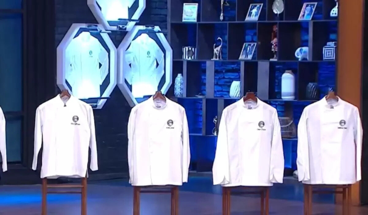 Masterchef’te ceket mücadeleleri devam ediyor<br><br>Her bölümde yaratıcılık, teknik beceri ve zaman yönetimi gerektiren zorlu görevlerle karşı karşıya kalan yarışmacılar, ceket seremonisinde bir adım öne çıkabilmek için tüm hünerlerini sergiliyor. Ceketlerin sahiplerini bulması ise final haftasına doğru heyecanı artırıyor.