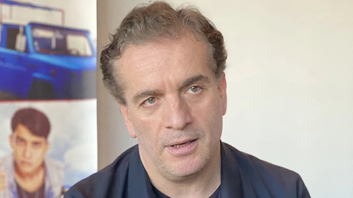 Murat Cemcir Sağlık Durumu Nasıl? Yoğun Bakımdan Haber Var mı?<br>Evinde fenalaşarak apar topar ambulansla hastaneye götürülen Murat Cemcir sağlık durumu hakkında ilk bilgiler geldi. 2. Sayfa'nın özel haberine göre; hastanede yapılan tetkikler sonucunda ünlü oyuncunun iç kanama geçirdiği tespit edildi.