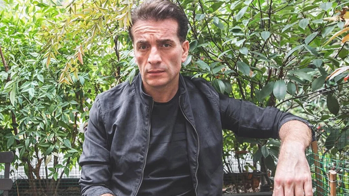 Murat Cemcir Hastalığı Ne? Neden Hastaneye Kaldırıldı?<br>Murat Cemcir'in sevenleri, oyuncunun neden hastaneye kaldırıldığını merak ediyor. Edinilen bilgilere göre; evinde aniden rahatsızlanan Cemcir, Maslak'taki özel bir hastaneye sevk edildi. Murat Cemcir hastalığı veya rahatsızlığının sebebi iç kanama oldu.