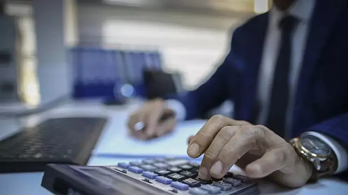 Kamu Kurumları 31 Aralık'ta Çalışıyor mu?<br>Devlet dairelerinde işi olan vatandaşlar için de durum aynıdır. 31 Aralık Çarşamba günü kamu kurum ve kuruluşları (Vergi daireleri, Nüfus müdürlükleri, Tapu, Belediyeler vb.) açık olacak ve tam gün hizmet verecektir.