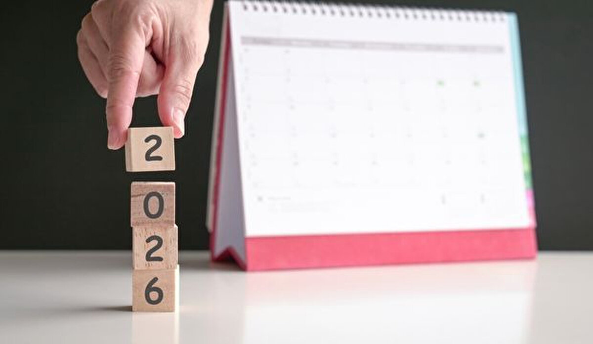 Resmi Tatiller Kanunu Ne Diyor?<br>Türkiye'deki tatil günlerini düzenleyen 2429 sayılı Ulusal Bayram ve Genel Tatiller Hakkında Kanun'un ilgili maddeleri şöyledir:<br><br>Madde 2 – Aşağıda sayılan resmi ve dini bayram günleri ile yılbaşı günü, 1 Mayıs günü ve 15 Temmuz günü genel tatil günleridir. C) 1 Ocak günü yılbaşı tatili, 1 Mayıs günü Emek ve Dayanışma Günü ve 15 Temmuz günü Demokrasi ve Milli Birlik Günü tatilidir.<br><br>Kanun maddesinden de anlaşılacağı üzere, tatil hükmü yalnızca 1 Ocak gününü kapsamaktadır.<br><br>Özetle: 31 Aralık Çarşamba günü hayat normal akışında devam edecek, okullar ve devlet daireleri açık olacaktır. Tatil planı yapanların yalnızca 1 Ocak Perşembe gününü (veya yıllık izin kullanarak Cuma'yı birleştirmeyi) dikkate alması gerekmektedir.