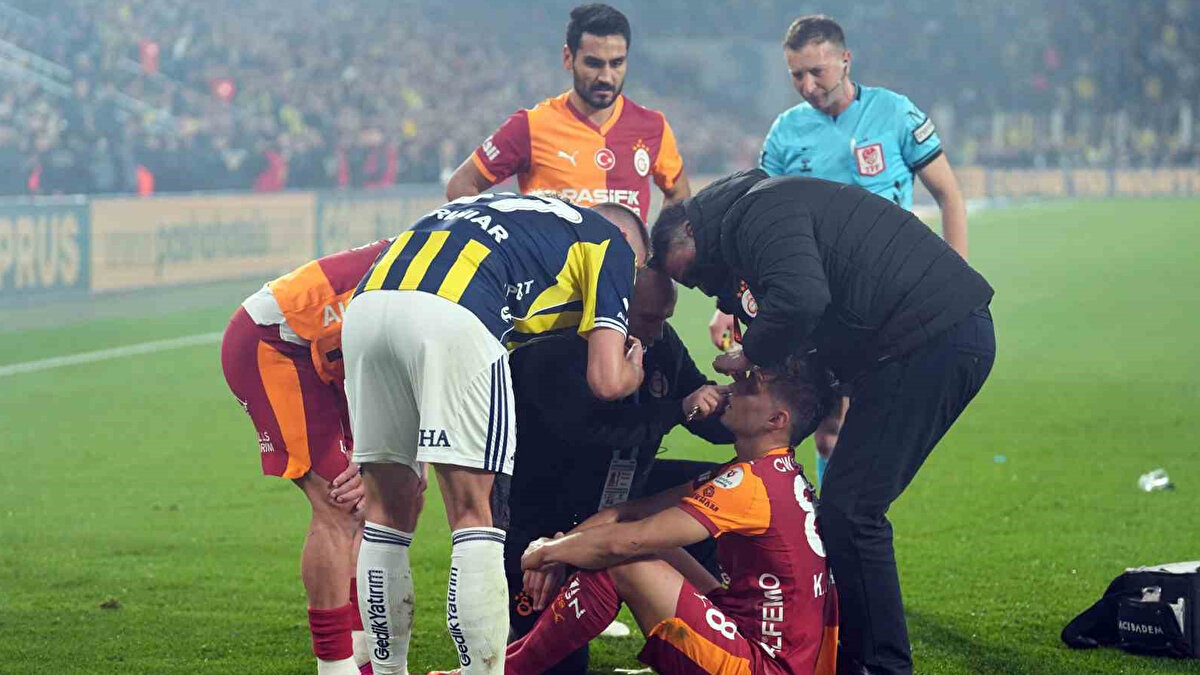 “EN AZ 3 SARI KART VERMESİ LAZIMDI”<br><br>"Gelelim hakem Yasin Kol'a… İkinci yarı hiç beğenmedim. Çok fazla faul ve sarı kart hatası yaptı. O kadar ki verdiği iki sarı kart yanlış, en az 3 sarı kart da vermesi lazımdı."<br>