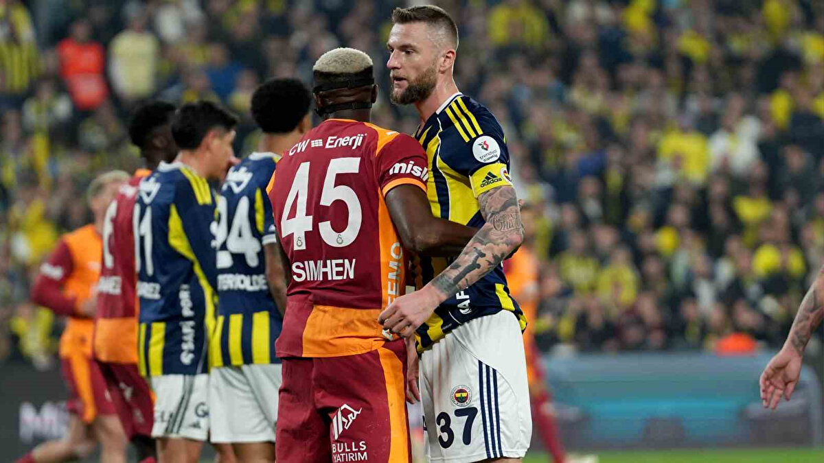 "G.SARAY GALİBİYETİ KAÇIRDI"<br><br>Levent Tüzemen: "Galatasaray, Kadıköy'den hem lider olarak döndü hem de ezeli rakibini evinde yenmeni fırsatını son dakikada kaçırdı. Okan Buruk'un elinde 'kalan sağlar bizimdir' anlayışında bir kadro vardı. Lemina ve golcü Osimhen'in derbiye yetişmesi G.Saray'a psikolojik olarak çok olumlu yansıdı. Özellikle G.Saray ilk yarıda oyunun temposunu kontrol ederken rakibine pozisyon vermedi." [SABAH]