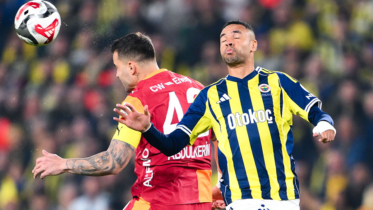 "Galatasaray kulübesini sözlü ikazı disiplin açısından ne kadar doğruysa devre arası kendisine itiraz eden Abdülkerim'e ve Fenerbahçeli idari menajere kart çıkarmaması o derece yanlıştı. 66'da hakem ne yaptı ne karar verdi anlayabilene aşk olsun!"<br><br>