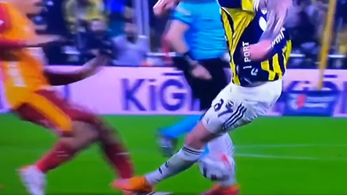 "SKRINIAR’IN HAREKETİ NET SARI"<br><br>"Skriniar'ın Sara'ya hareketi net sarı (borderline) ama ne faul verdi ne sarı çıkardı. Fenerbahçe ayaktayken oyunu niye durdurduğu belli değil, sonra hakem atışı ile başlattı. İtiraza gelen Ederson'a sarı doğru."