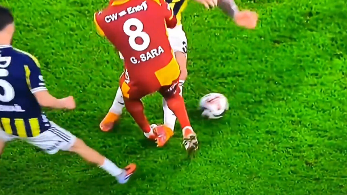 "Maçı VAR'da Ali Şansalan yönetiyor. Muhtemelen APP için hakeme "oyunu durdur" dedi, rezil bir uygulama yaptılar. Yasin Kol'un performansı futbol iklimimize uygundu."