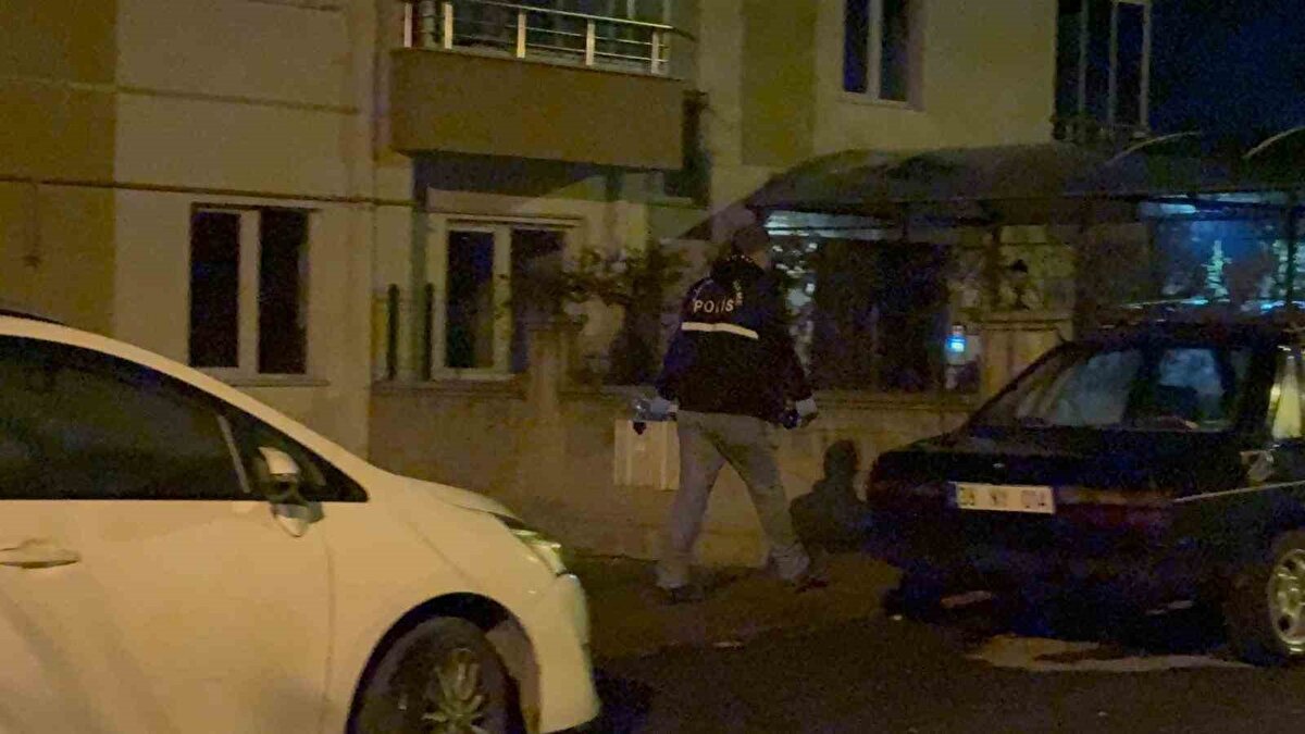 Kayseri’nin Melikgazi ilçesi Sakarya Mahallesi’nde, 13 katlı bir binanın son katında baba ve oğul arasında tartışma çıktı. Tartışma kısa sürede büyüyerek bıçaklı kavgaya dönüştü. Olayda baba C.D. ve oğlu K.N.D. boğazından yaralandı.