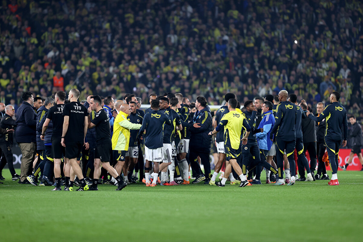 "Fenerbahçe’nin iptal edilen golünde hakemin görmesi çok zordu. VAR doğru şekilde ikaz etti ve gol iptal oldu. Eğer gol olsaydı, kaleci Uğurcan’ın büyük hatası olacaktı." [SÖZCÜ]