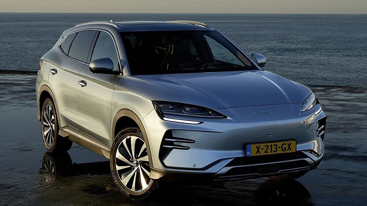 Çinli BYD'den büyük sürpriz: 3. sıra<br><br>Türkiye pazarında hızla yükselen BYD Seal U, listenin 3. sırasına yerleşerek dikkatleri üzerine çekti. D7 segmentindeki araçtan 3 bin 940 adet satıldı. Aracın tam elektrikli versiyonu 2 milyon 486 bin 750 TL, Plug-in Hibrit versiyonu ise 2 milyon 358 bin TL'den satılıyor.