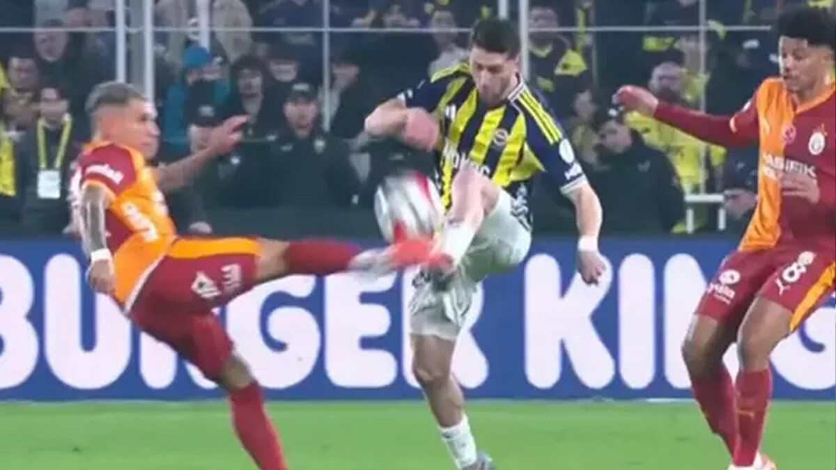 İSMAİL'İN YERDE KALDIĞI POZİSYONDA FAUL VAR MI? <br><br>Bahattin Duran: Hakem gecikmeli de olsa doğru bir karar verdi. Burada Torreira'nın yaptığı bir faul var. Kartlık bir durum yok.<br><br>Bülent Yıldırım: Yalnızca kramponunun dışı kavala temasta bulunuyor. Dikkatsiz bir faul. Kart düşünmedim hiç.<br><br>Deniz Çoban: Sorun görmüyorum gecikmeli düdük çalınmasında bence de avantaj için bekliyor.