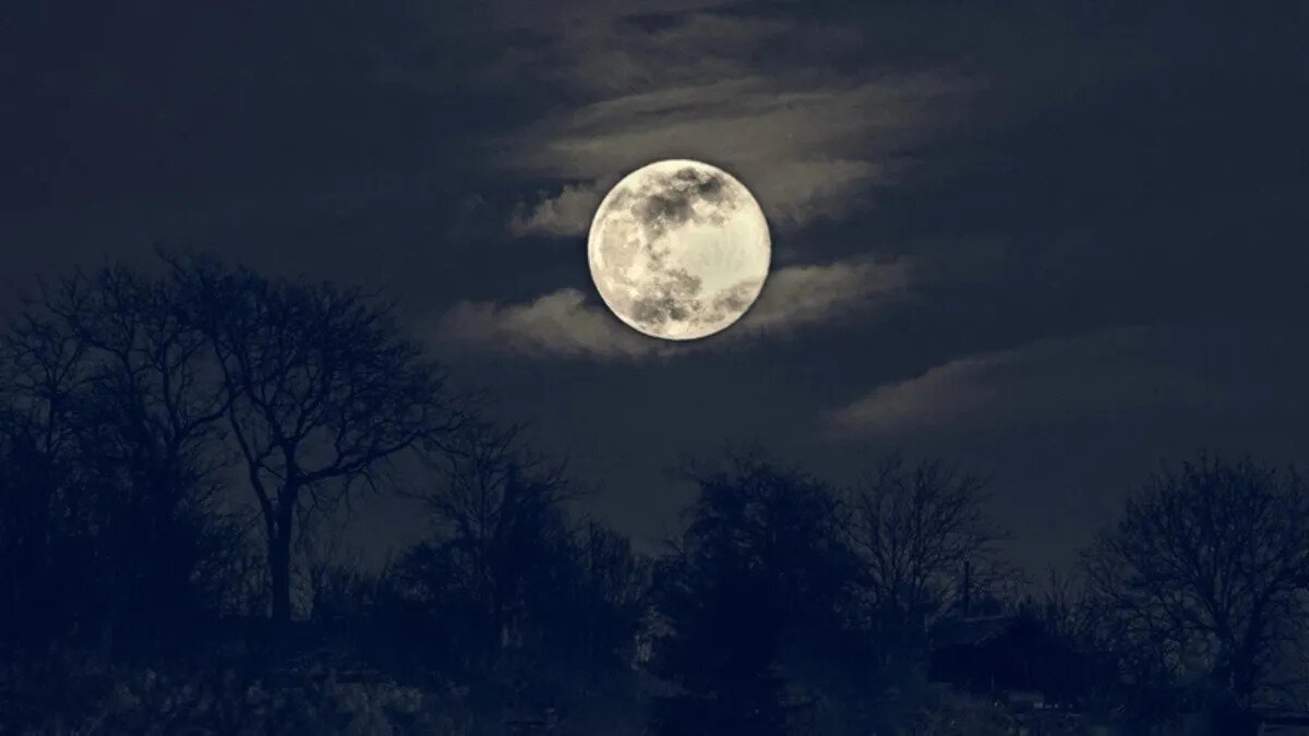 2025 Aralık Dolunayı burçları nasıl etkileyecek?<br><br>Bu ayın dolunayı, “gökyüzünün sessiz çığlığı” olarak adlandırılan güçlü bir enerji taşıyor. İkizler burcundaki bu etkileşim, zihinsel yoğunluğu artırırken, tamamlanmalar, yüzleşmeler ve iletişimde netlik getiren süreçleri de beraberinde getirecek.