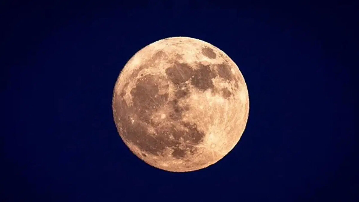 Aralık ayı dolunayı ne zaman?<br><br>2025 yılının Aralık Dolunayı, 5 Aralık 2025 Cuma günü saat 01.56’da gerçekleşecek. Bu dolunay, İkizler burcunda meydana gelecek olması nedeniyle iletişim, bilgi akışı, düşünceler ve sosyal ilişkiler üzerinde güçlü etkileri olacak.