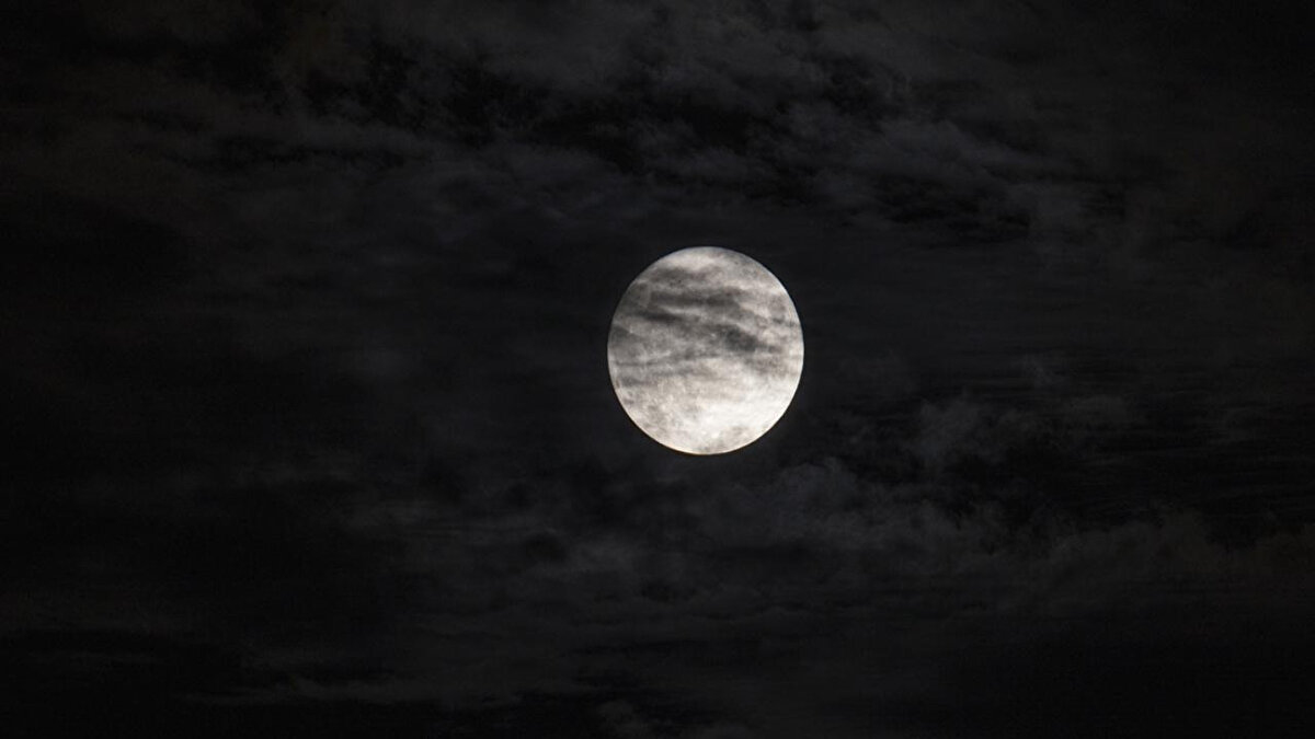 İşte Aralık Dolunayı’nın burçlara olası etkileri:<br><br>Koç: İletişimde hızlı gelişmeler, önemli haberler ve kısa yolculuklarda hareketlilik.<br><br>Boğa: Finansal konular gündemde. Harcamalar, gelir düzenlemeleri ve para yönetimi ön plana çıkabilir.<br><br>İkizler: Kendi burcunda gerçekleşen dolunay, güçlü farkındalıklar ve kişisel kararları tetikliyor.<br><br>Yengeç: İç dünyaya dönüş, duygusal temizlik ve geçmiş konularla yüzleşme enerjisi hakim.<br><br>Aslan: Arkadaş çevresinde netleşmeler, sosyal ilişkilerde önemli kararlar gündeme gelebilir.<br><br>Başak: Kariyerde tamamlanma, yeni sorumluluklar ve hedeflerde netleşme söz konusu.<br><br>Terazi: Eğitim, hukuk, seyahat konularında sonuçlanmalar yaşanabilir.<br><br>Akrep: Maddi paylaşımlar, borç-alacak dengesi ve krizli konularda çözülmeler gelebilir.<br><br>Yay: İkili ilişkiler, ortaklıklar ve birlikteliklerde önemli açıklıklar ortaya çıkıyor.<br><br>Oğlak: İş rutini, sağlık ve günlük yaşam düzeninde değişiklikler gündeme gelebilir.<br><br>Kova: Aşk hayatı, yaratıcılık ve çocuklarla ilgili konularda hareketlenme bekleniyor.<br><br>Balık: Ev ve aile konularında tamamlanma, taşınma ya da düzen değişiklikleri öne çıkabilir.