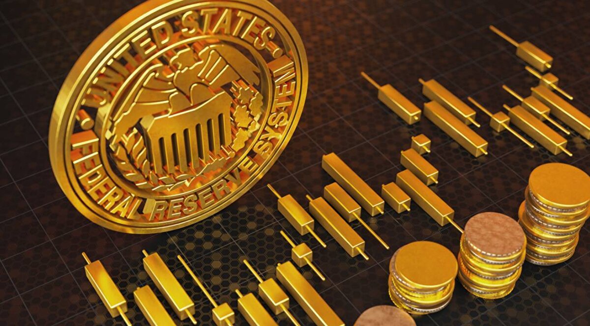 Yıla 2 bin 623 dolar seviyesinden başlayan ons altın, 2025 boyunca küresel ekonomi ve jeopolitik gündemin etkisiyle yükseliş ağırlıklı bir tablo çizdi. Enerji hatlarına yönelik riskler, bölgesel çatışmalar ve piyasalarda artan güvenli liman arayışı, altının talep tarafını güçlendiren faktörler arasında yer aldı.