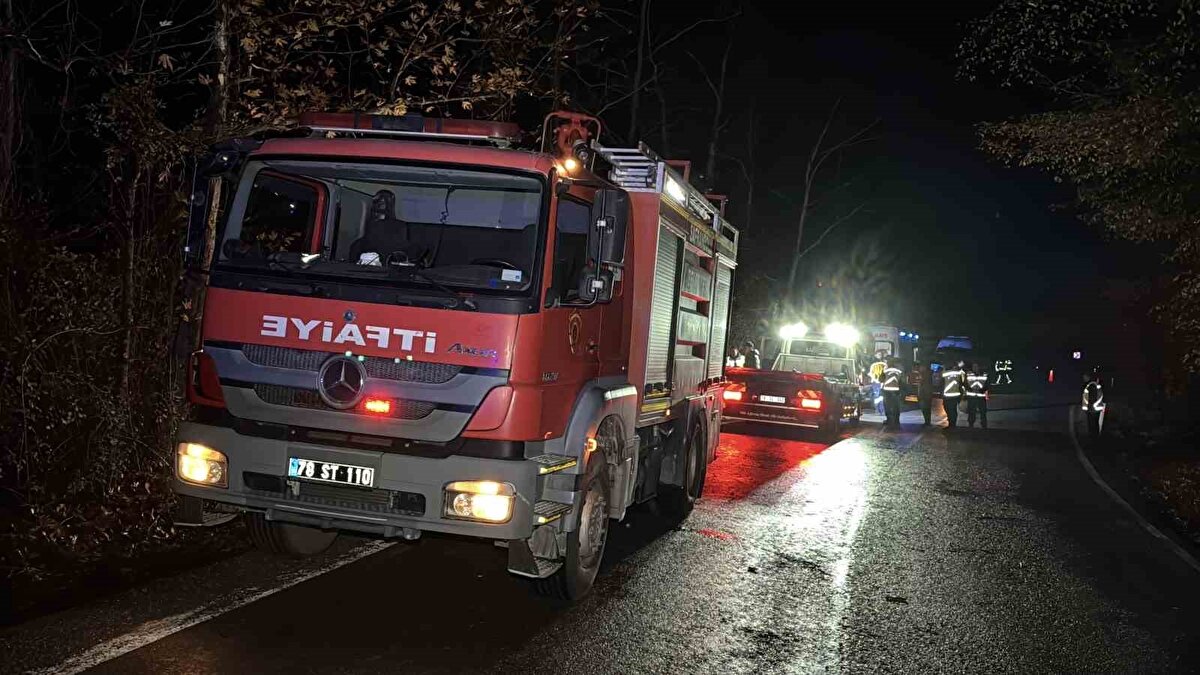 İl Emniyet Müdürlüğü ve jandarma ekipleri, kazayla ilgili olarak teknik ve adli incelemelerin sürdüğünü açıkladı.