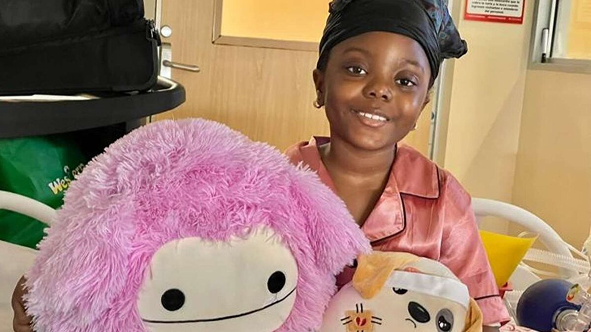 New York eyaletinin Poughkeepsie bölgesinde yaşayan 8 yaşındaki Annabeth Baah, 5 Mayıs 2025’te gittiği yıllık fizik muayenesinin ardından göz doktoruna yönlendirildi.<br>Optometrist Jeffrey Cohen, çocuğun sol gözündeki optik sinirde belirgin bir şişlik fark edince aileye acil olarak hastaneye gitmeleri gerektiğini söyledi. Bu uyarı, aile için sürecin ilk dönüm noktası oldu.