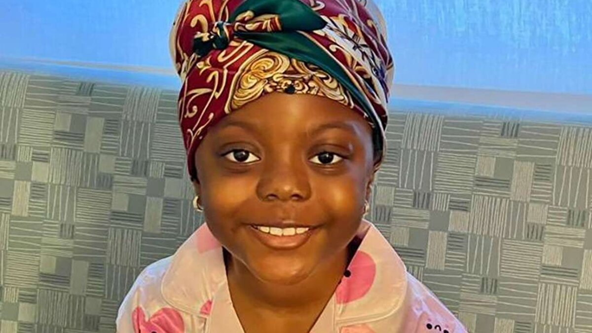 Aile, ilk başvurdukları acil servisten nöroloji randevusu verilerek eve gönderildi; ancak Cohen ertesi gün aileyi aradığında durumun yeterince ciddiye alınmadığını fark ederek onları Westchester’daki Maria Fareri Çocuk Hastanesi’ne yönlendirdi. Burada yapılan kapsamlı incelemelerde Annabeth’in beyin bölgesinde ciddi baskı oluşturan bir tümör olduğu tespit edildi.