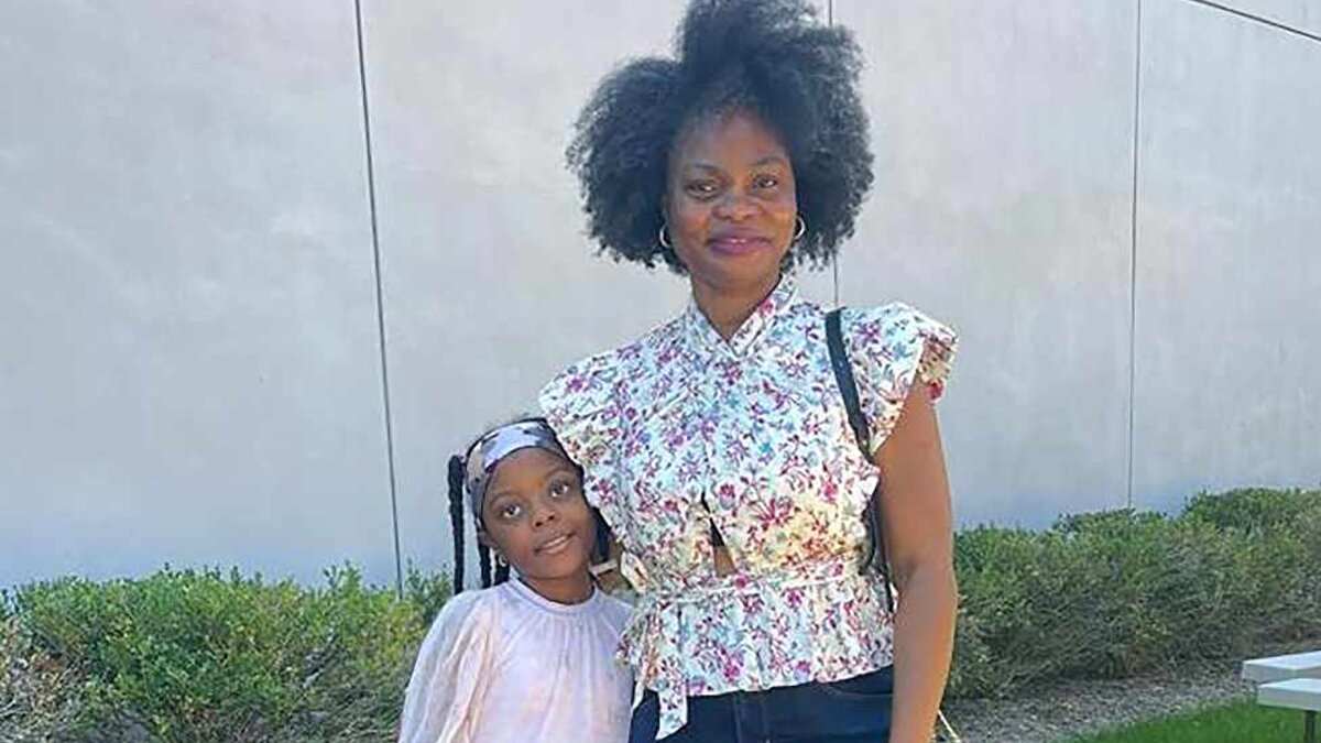 Tedavi sürecini hızla geride bırakan Annabeth, bugün tekrar günlük yaşamına döndü. Ailesi ve muayeneyi yapan optometrist, bu deneyimi diğer ailelere hatırlatma amacıyla paylaşıyor. Basit bir göz muayenesinin bile ciddi hastalıkların erken teşhisinde kritik rol oynayabileceğini belirten aile, ebeveynlere “Belirti beklemeyin, rutin kontrolleri aksatmayın” çağrısında bulunuyor.