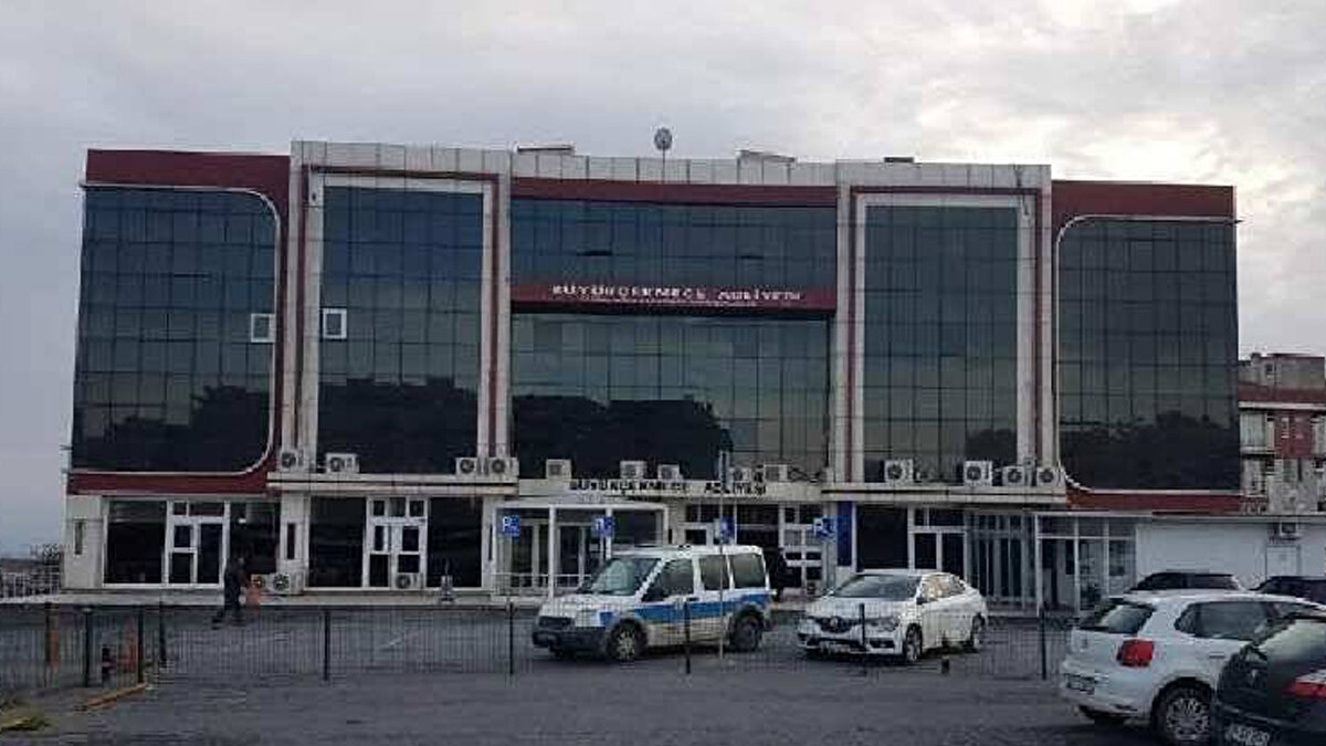 Soruşturma kapsamında kasada bulunan değerli madenlerin tek seferde çıkarılmasının zor olması nedeniyle güvenlik kameraları geriye dönük olarak inceleniyor. Ayrıca HTS ve BAZ kayıtları tarandı.