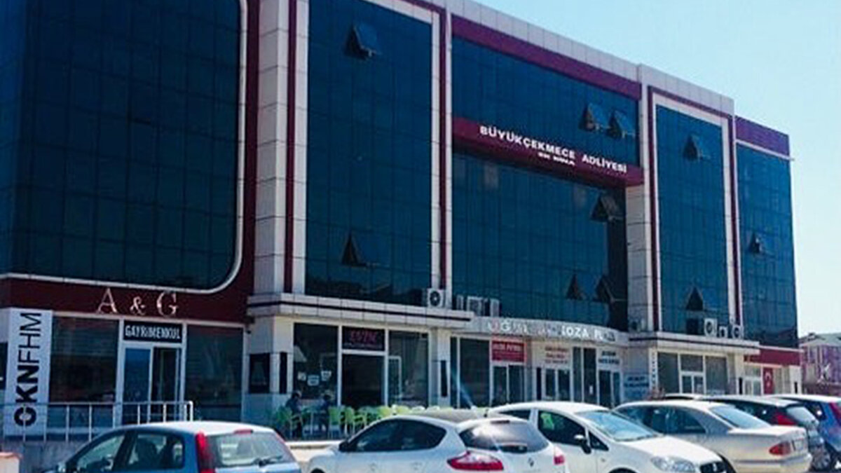 Hizmetli Erdal T.’nin 19 Kasım sabahı Sabiha Gökçen Havalimanı’ndan İngiltere’ye uçtuğu belirlenirken, hakkında yakalama kararı çıkarıldı. Soruşturma kapsamında emanette görev yapan yazı işleri müdürü ve diğer personelin ifadeleri alınarak süreç genişletildi.