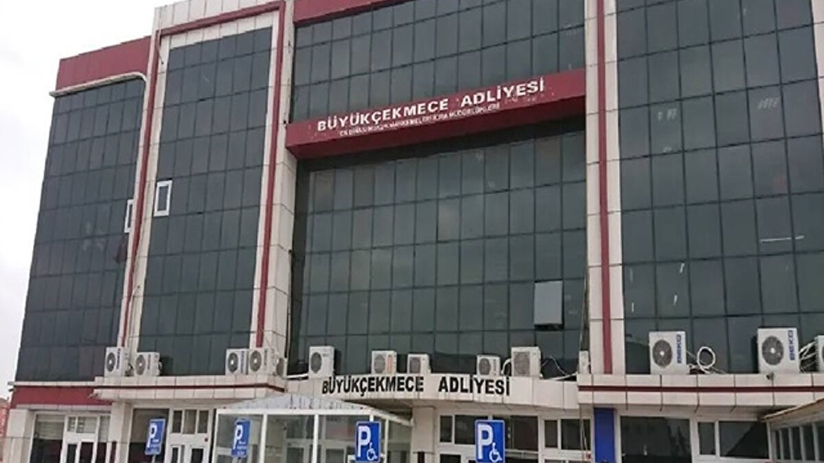 Büyükçekmece Adliyesi’nde adli emanette tutulan yaklaşık 25 kilo altın ve 55 kilo gümüş kayboldu. Olay, emanetteki müdürün refakat izninde olduğu dönemde göreve vekaleten bakan memur döneminde fark edildi. Gözaltına alınan memur, birime çok sayıda hizmetli giriş çıkışı olduğunu belirterek kamera kayıtlarıyla olayın aydınlanacağını söyledi.