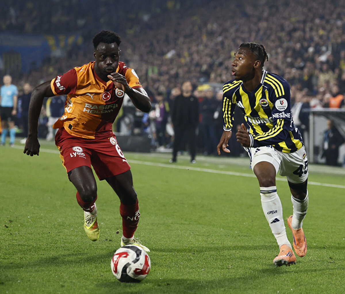 Dün akşam ounanan ve 1-1 eşitlikle sona eren Fenerbahçe Galatasaray mücadelesi yurt dışı basınına sert şekilde yansıdı. İşte mücadelenin yurt dışı basınına yansımaları: